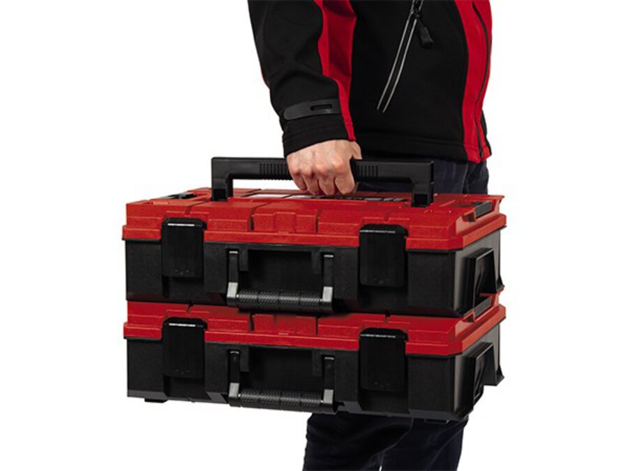 Два з'єднані та завантажені кейси E-Case S-F переносять за верхню ручку.