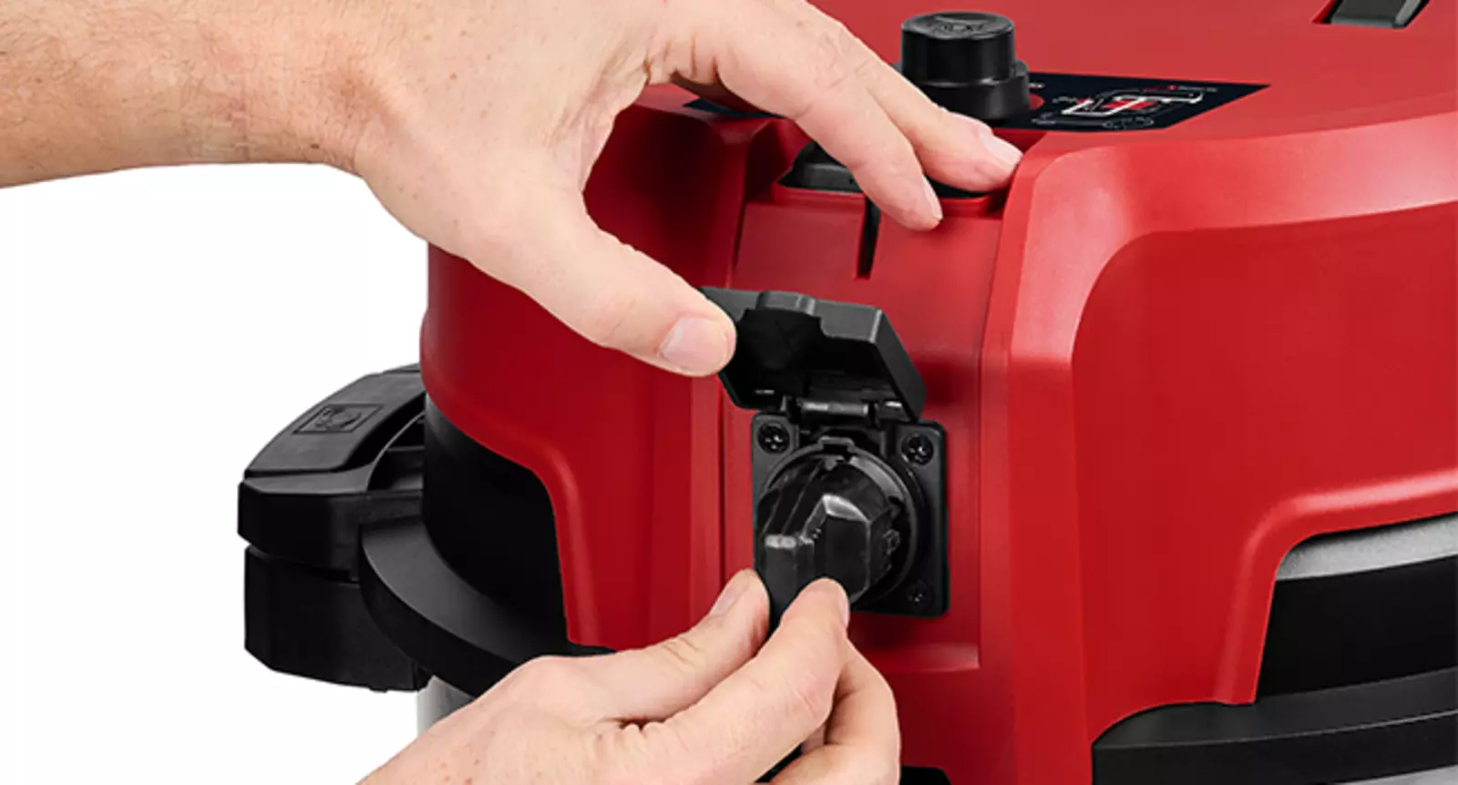 Рука показує крупним планом автоматичну розетку пилососа для вологого/сухого прибирання Einhell TE-VC 5090 SACL.