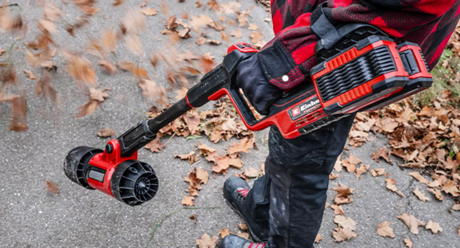 Акумуляторний повітродув Einhell GP-LB 36/270 Li E BL-Solo використовується для видалення листя.