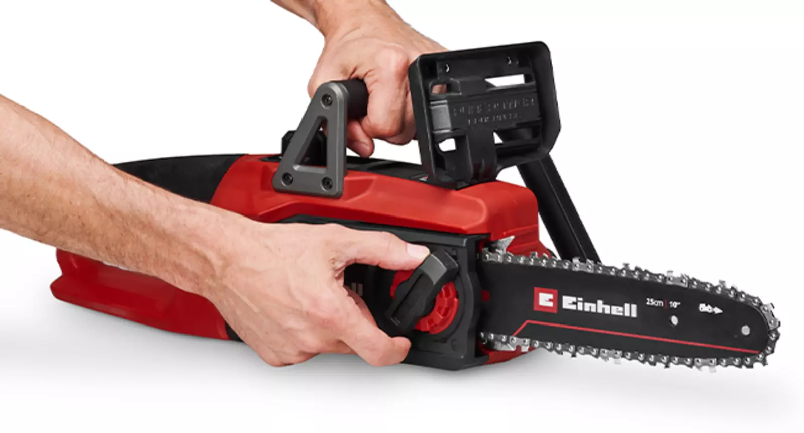 Две руки регулируют натяжение цепи на аккумуляторной бензопиле Einhell GE-LC 18/25 Li BL на белом фоне.