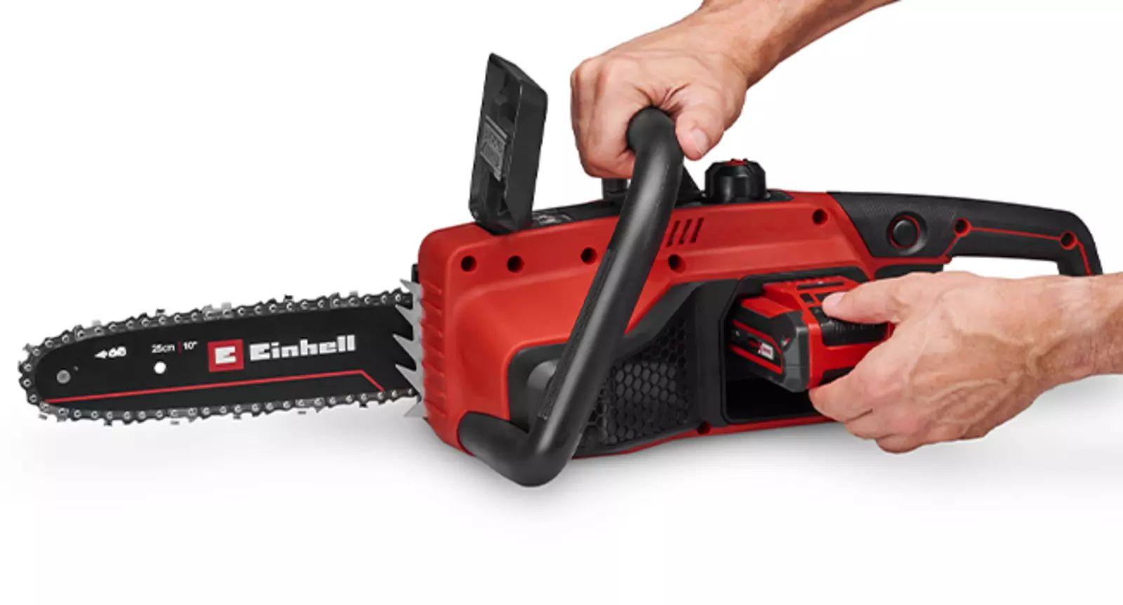 Две руки вставляют аккумулятор в боковую часть аккумуляторной бензопилы Einhell GE-LC 18/25 Li BL на белом фоне.