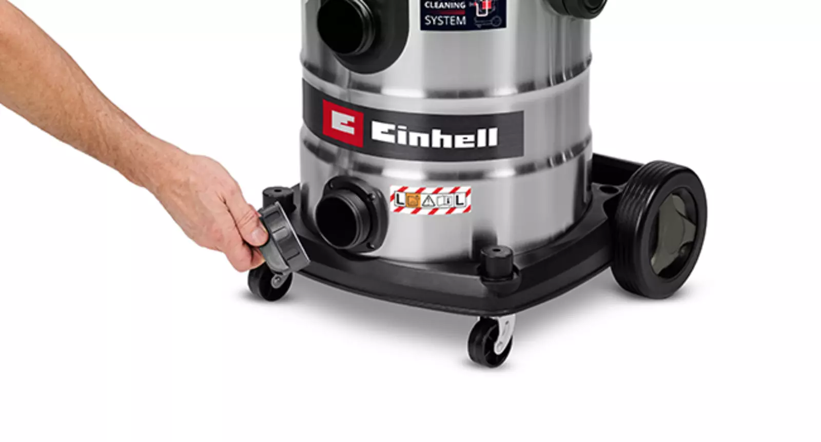 Пользователь открывает винт слива воды в нижней части пылесоса для влажной и сухой уборки Einhell TE-VC 2580 SACL.