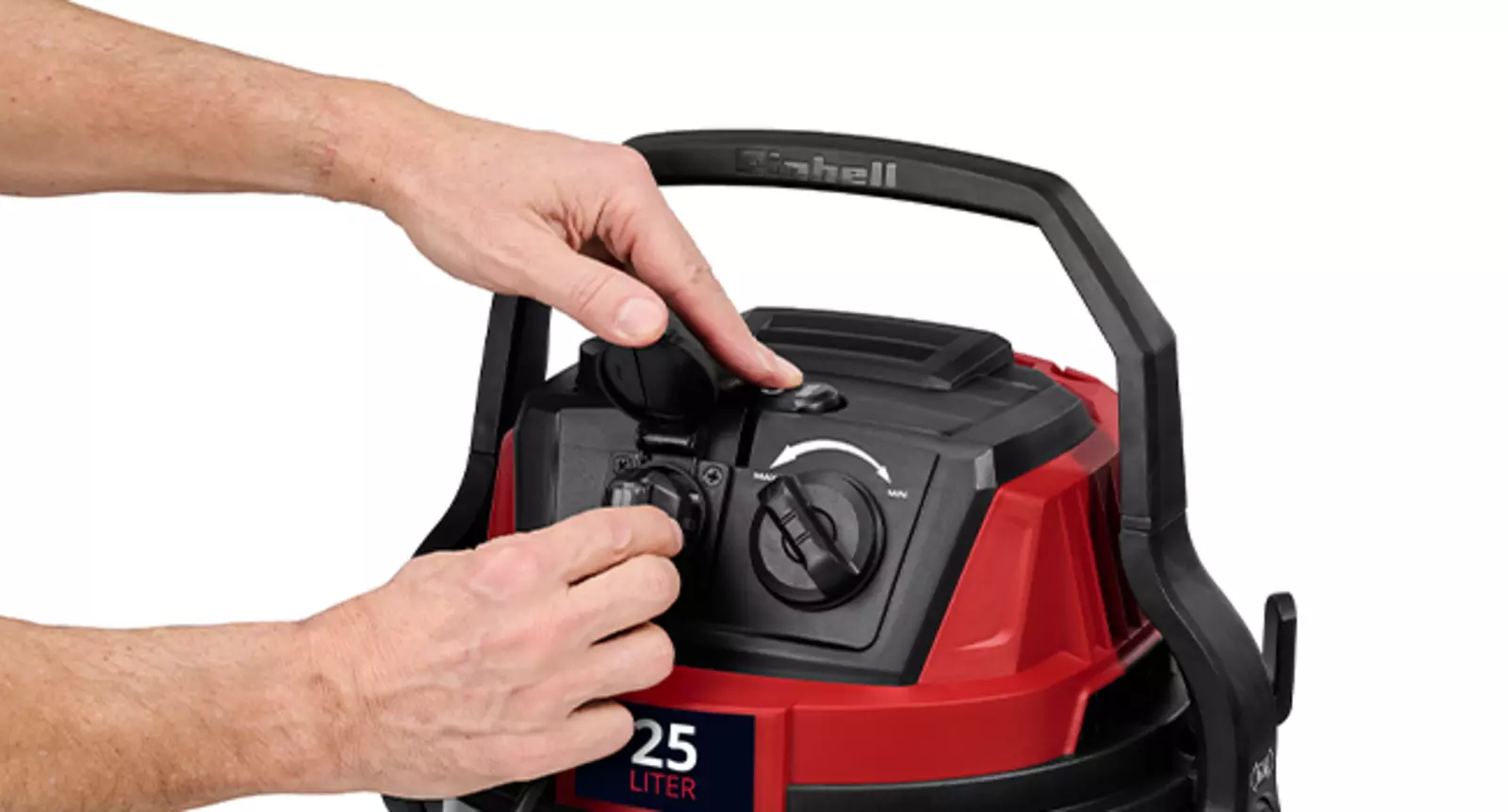 Пользователь подключает электроинструмент к автоматической розетке пылесоса для влажной и сухой уборки Einhell TE-VC 2580 SACL.