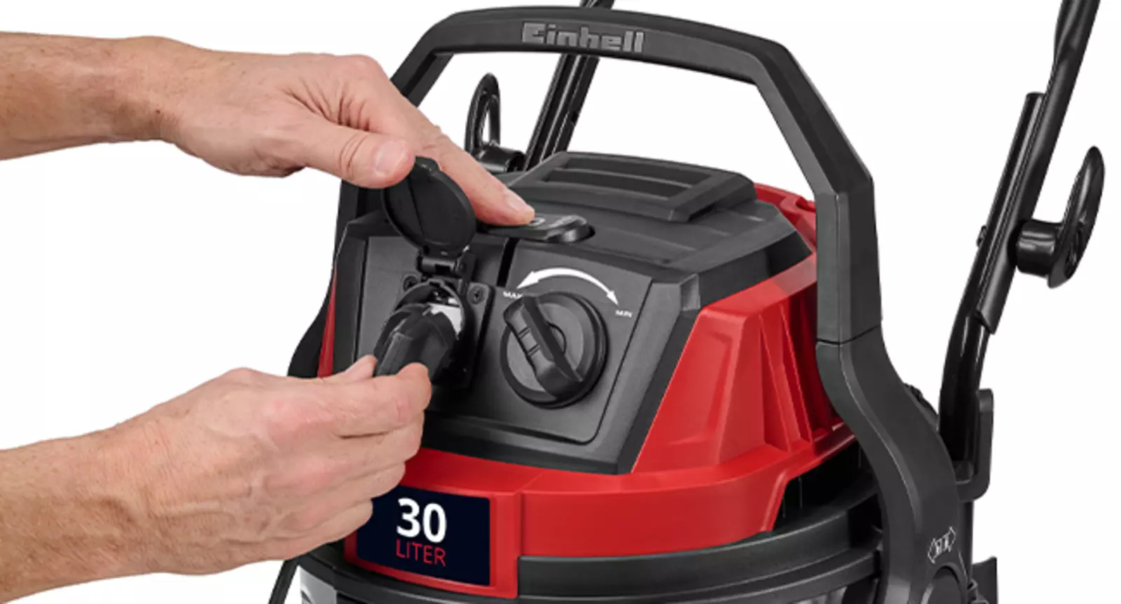 Пользователь подключает электроинструмент к автоматической розетке пылесоса для влажной и сухой уборки Einhell TE-VC 3080 SACL.