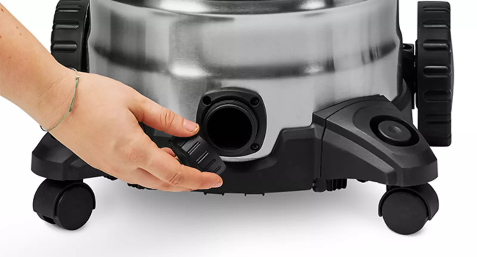 Рука открывает винт слива воды на нижнем корпусе пылесоса для влажной и сухой уборки Einhell TC-VC 3055 SA.