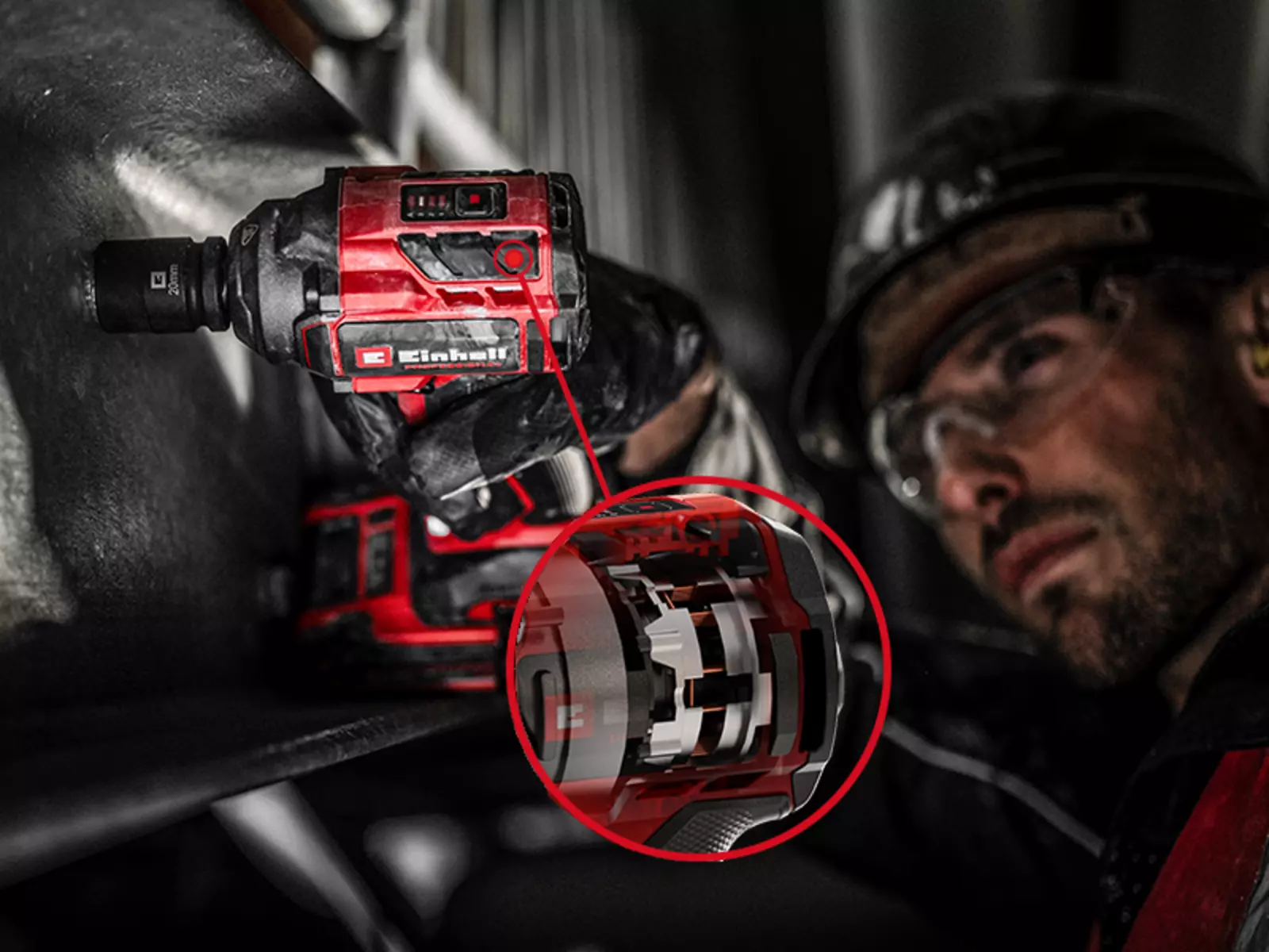 Чоловік працює з акумуляторним ударним гайковертом Einhell TP-CW 18/350-C Li BL - Solo; круглий виріз показує внутрішню частину безщіткового двигуна.