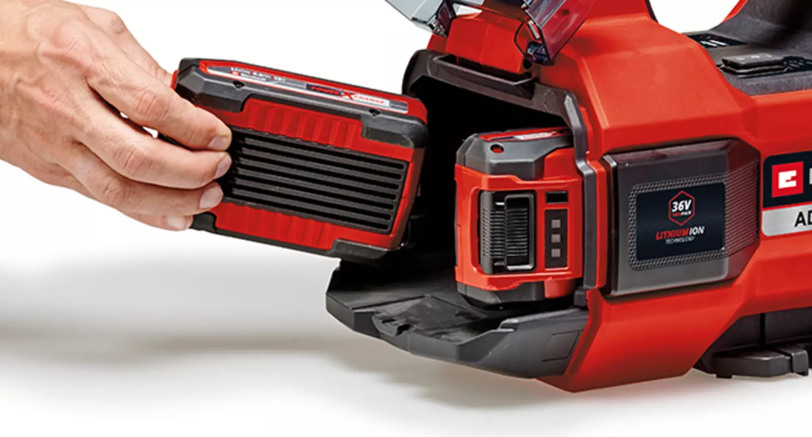 Насос Einhell AQUINNA 36/34 з двома встановленими акумуляторами Power X-Change.