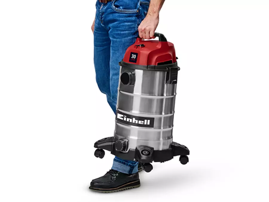 Пилосос для вологого/сухого прибирання Einhell TC-VC 3055 S транспортується однією рукою за ручку для перенесення.