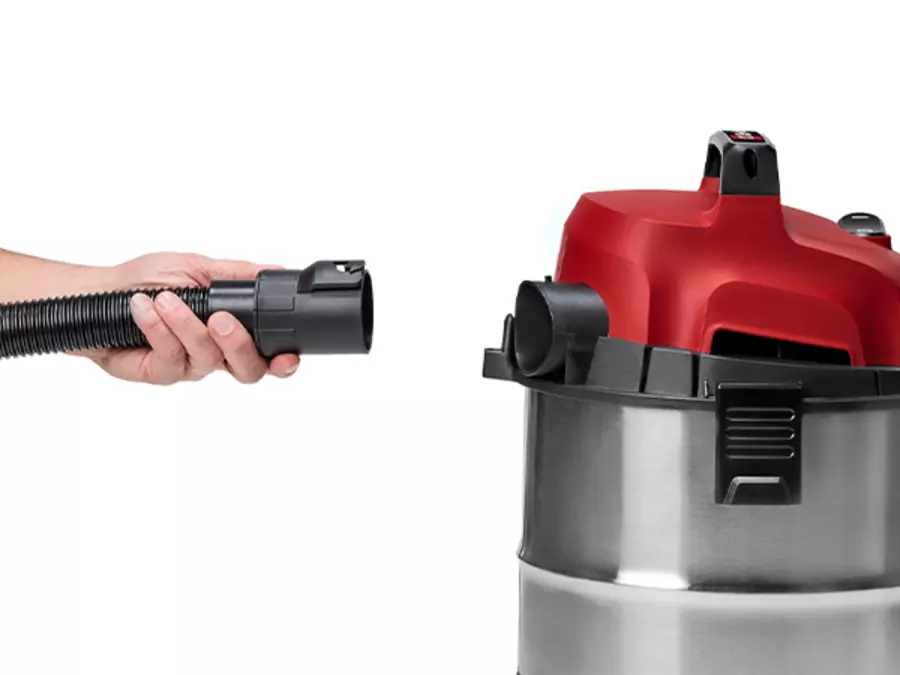 Рука показує крупний план отвору для повітродувки пилососа для вологого/сухого прибирання Einhell TC-VC 3055 S.