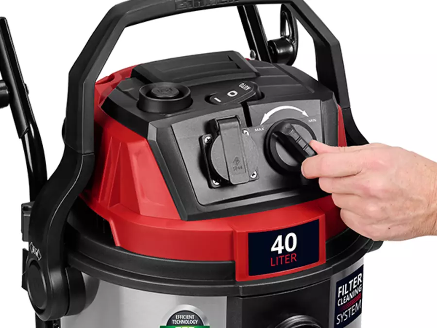 Користувач регулює потужність всмоктування пилососа для вологого/сухого прибирання Einhell TE-VC 4090 SACL за допомогою поворотного регулятора.