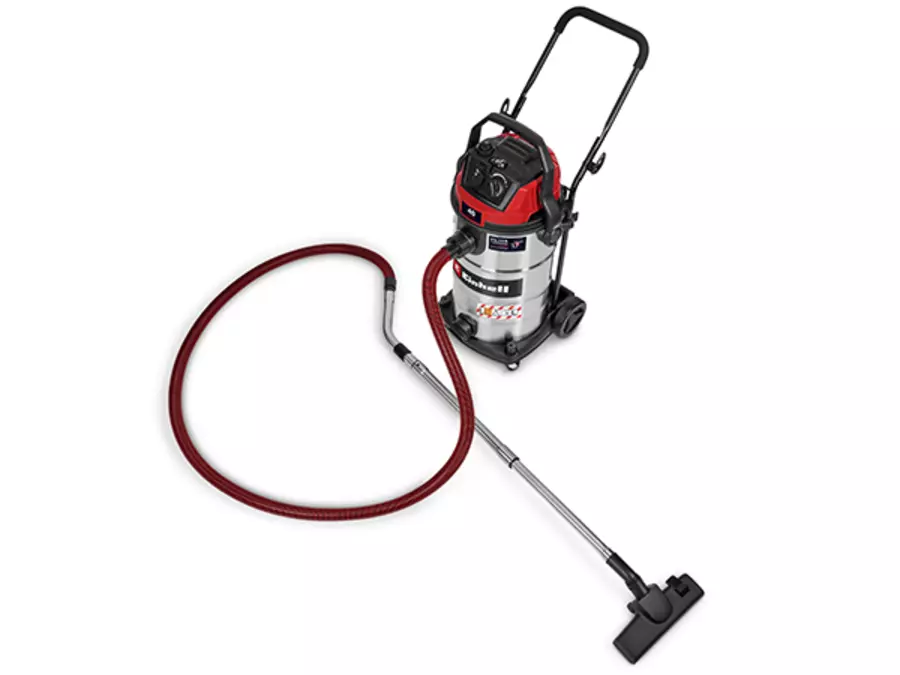 Повний вигляд пилососа для вологого/сухого прибирання Einhell TE-VC 4090 SACL з червоним всмоктувальним шлангом, телескопічною трубкою та насадкою для підлоги.