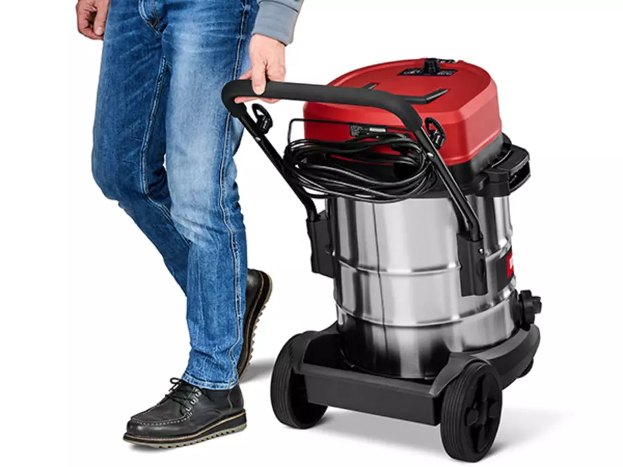 Пилосос для вологого/сухого прибирання Einhell TE-VC 5090 SACL переміщується на колесах за допомогою ручки візка.