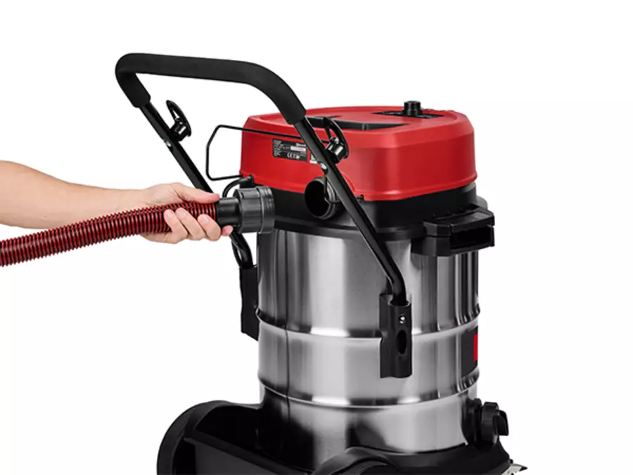 Рука показує підключення повітродувки на верхній частині пилососа для вологого/сухого прибирання Einhell TE-VC 5090 SACL.