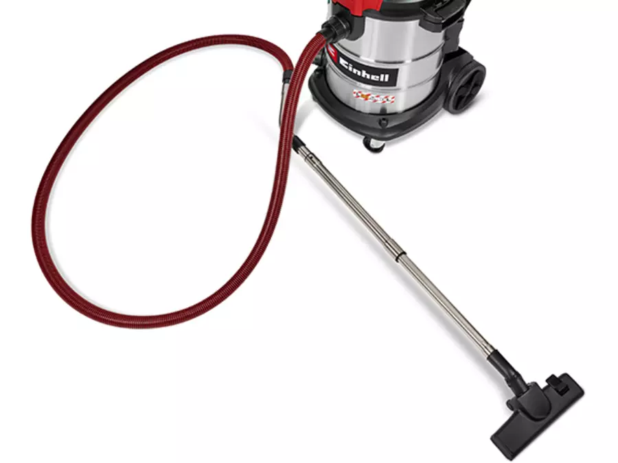 Пилосос для вологого/сухого прибирання Einhell TE-VC 5090 SACL з підключеним, розкладеним всмоктувальним шлангом та подовжувальною трубою.
