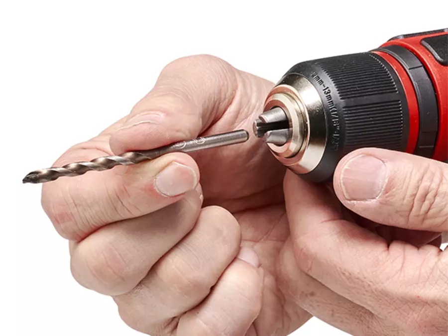 Двумя руками вставьте дрель в металлический патрон аккумуляторной дрели-шуруповерта Einhell.