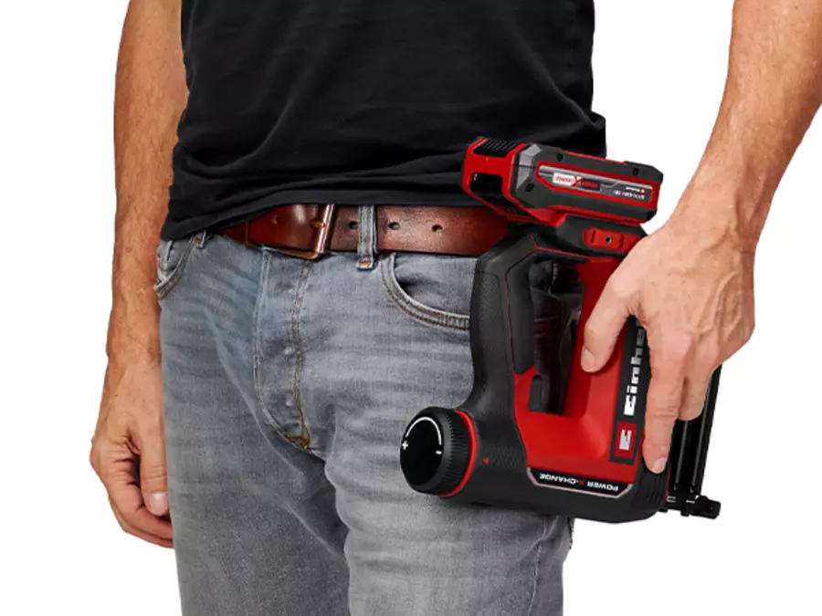 Акумуляторний цвяхозабивний пістолет Einhell TE-CN 18/32 Li – Solo носиться на поясі за допомогою кліпси для ременя.