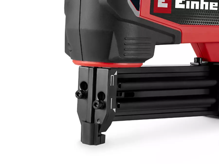 Крупний план кінчика цвяха акумуляторного цвяхозабивного пістолета Einhell TE-CN 18/32 Li – вид збоку Solo.