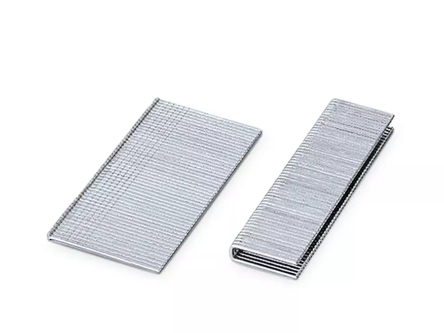 Дві смужки цвяхів та скоби як аксесуари для акумуляторного цвяхозабивного пістолета Einhell TE-CN 18/32 Li – Solo.