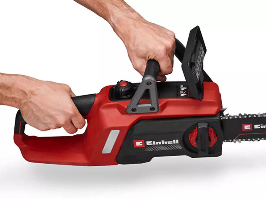 Держите аккумуляторную цепную пилу Einhell GE-LC 18/25 Li BL двумя руками за обе рукоятки.