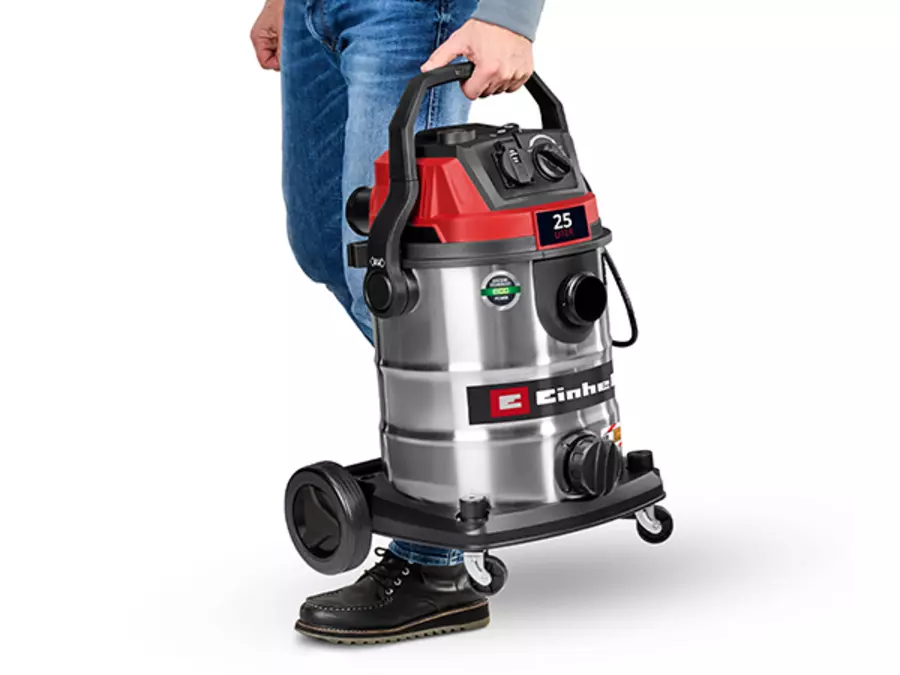 Пользователь переносит пылесос для влажной и сухой уборки Einhell TE-VC 2580 SACL за эргономичную ручку, расположенную сверху.
