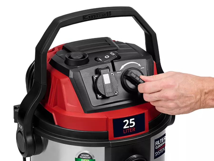 Пользователь регулирует мощность всасывания пылесоса для влажной и сухой уборки Einhell TE-VC 2580 SACL с помощью поворотного регулятора.