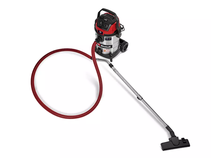 Полный вид пылесоса для влажной и сухой уборки Einhell TE-VC 2580 SACL с красным всасывающим шлангом и телескопической трубкой.