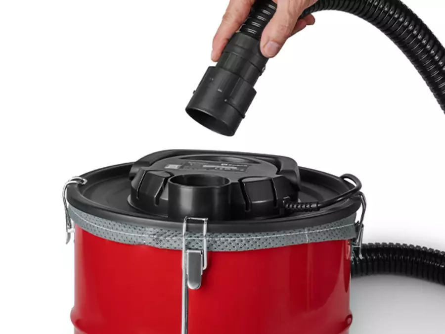 Функція видування пилососа для золи Einhell TC-AV 1830 D зі шлангом, підключеним до верхнього випускного отвору повітря.