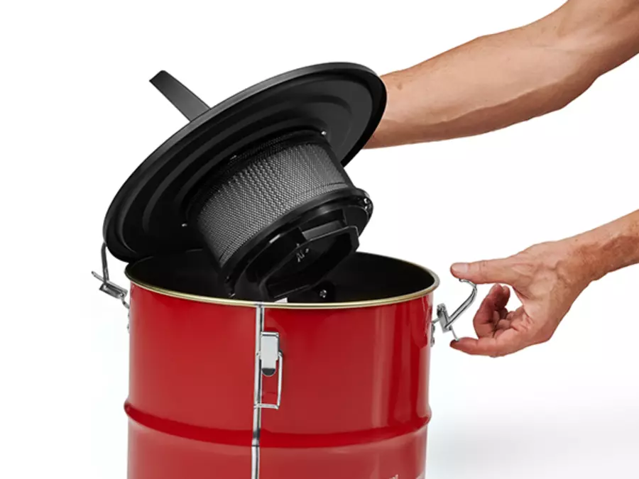 Користувач відкриває пилосос для золи Einhell TC-AV 1830 D для спорожнення або перевірки фільтра.