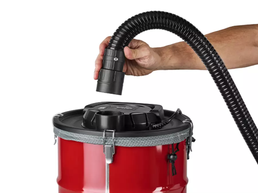 Функція видування пилососа для золи Einhell TC-AV 2032 DW зі шлангом, підключеним до верхнього випускного отвору повітря.