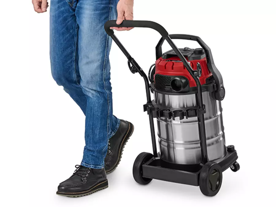 Пользователь переносит пылесос для влажной и сухой уборки Einhell TE-VC 3080 SACL за эргономичную ручку, расположенную сверху.