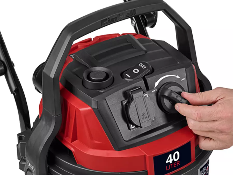 Пользователь регулирует мощность всасывания пылесоса для влажной и сухой уборки Einhell TE-VC 3080 SACL с помощью поворотного регулятора.