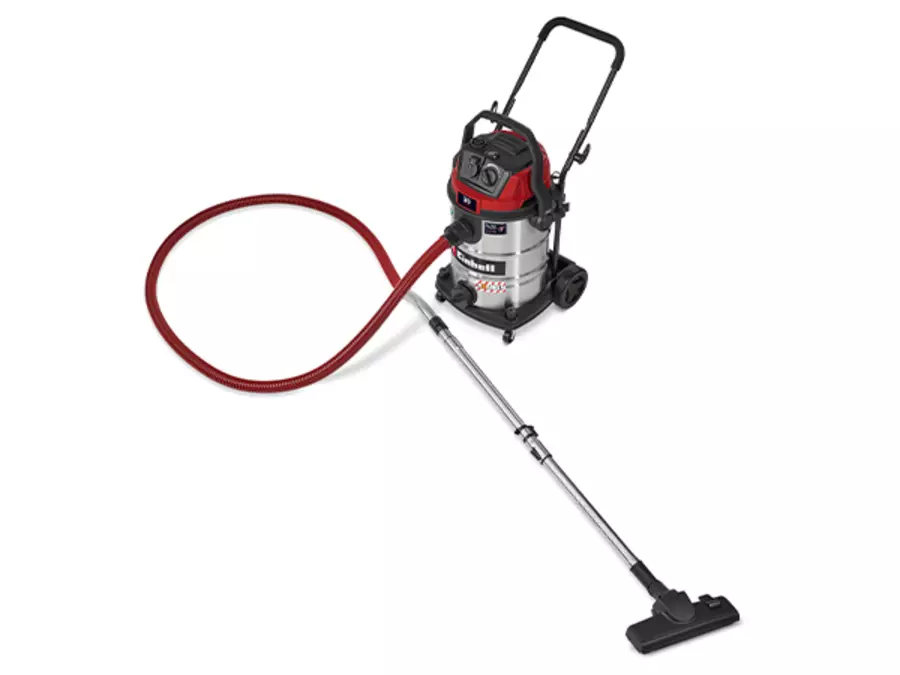 Полный вид пылесоса для влажной и сухой уборки Einhell TE-VC 3080 SACL с красным всасывающим шлангом и телескопической трубкой.