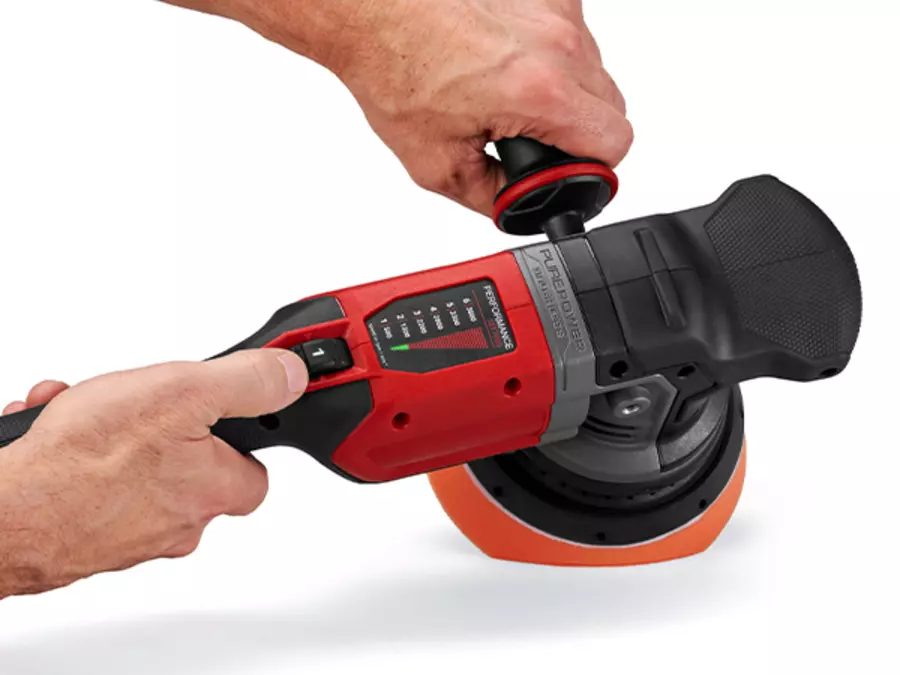 Регулятор швидкості на корпусі акумуляторної ексцентрикової полірувальної машини Einhell CP-EP 18/125 Li BL-Solo з боковим підсвічуванням.