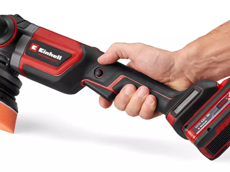 Кнопка блокування для безперервної роботи акумуляторної ексцентрикової полірувальної машини Einhell CP-EP 18/125 Li BL-Solo утримується натиснутою.