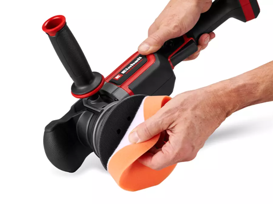 Полірувальна подушечка кріпиться до акумуляторної ексцентрикової полірувальної машини Einhell CP-EP 18/125 Li BL-Solo за допомогою липучок.