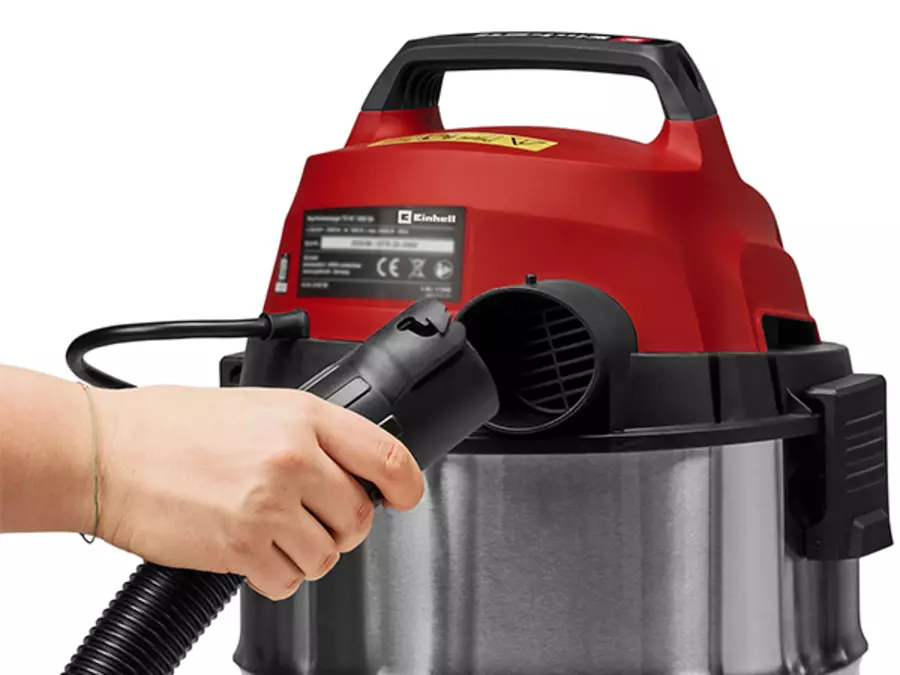 Рука указывает на отверстие для воздуходувки пылесоса для влажной и сухой уборки Einhell TC-VC 3055 SA на задней панели устройства.