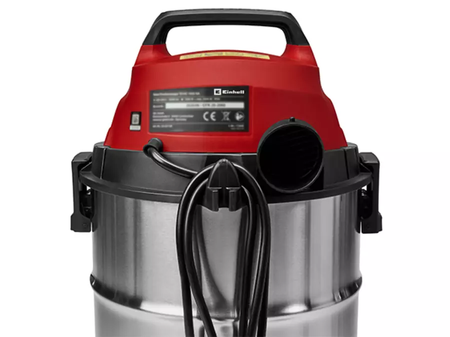 Вид сзади пылесоса для влажной и сухой уборки Einhell TC-VC 3055 SA со шнуром питания, намотанным на держатель кабеля.