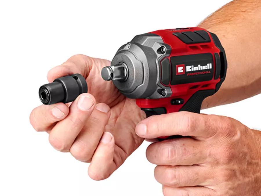 Користувач закручує гайку на акумуляторний ударний гайковерт Einhell TP-CW 18/350-C Li BL - Solo.