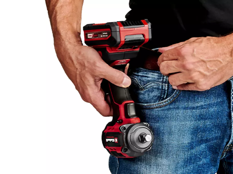 Акумуляторний ударний гайковерт Einhell TP-CW 18/350-C Li BL - Solo носиться на поясі за допомогою кліпси.