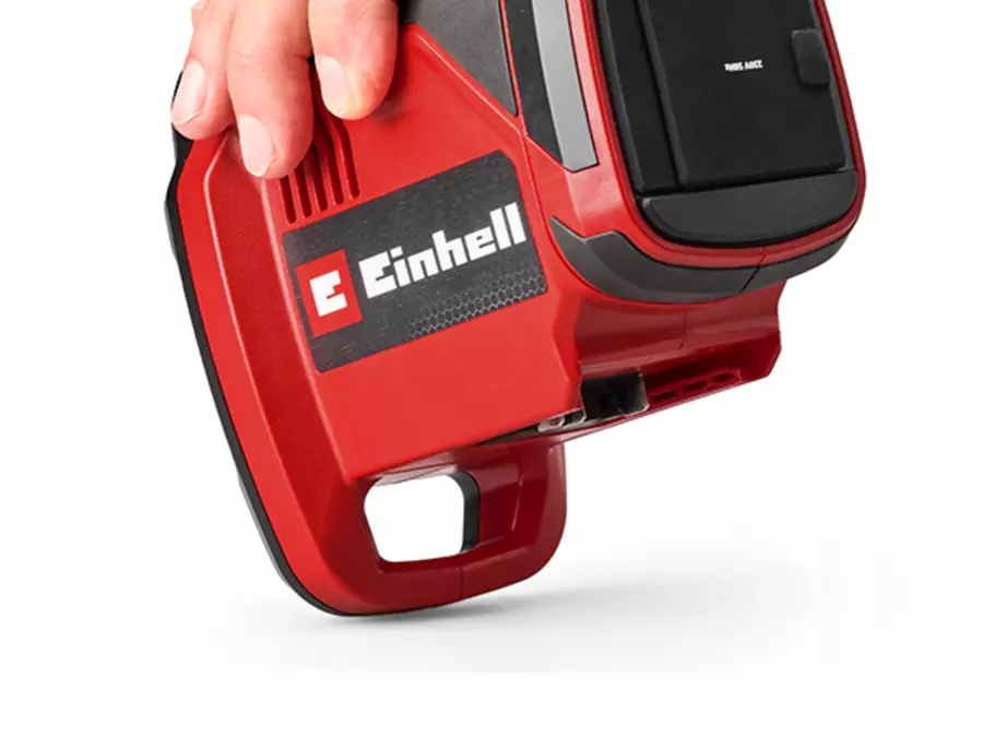 Аккумуляторная электростанция Einhell TC-ES 18/150/1 Li-Solo удерживается одной рукой на подвесном крюке.
