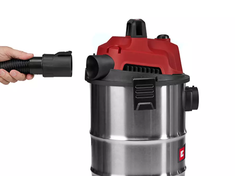Пользователь вставляет шланг в разъем для выдувания на задней панели пылесоса Einhell TC-VC 2045 S.