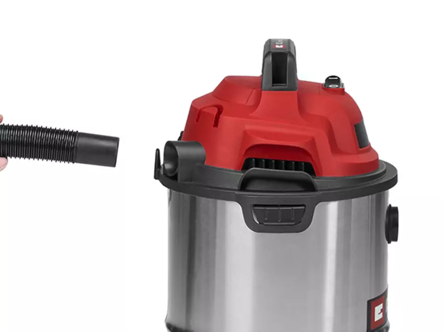 Бічний роз'єм для видування на пилососі Einhell TC-VC 1540 S з під'єднаним шлангом.