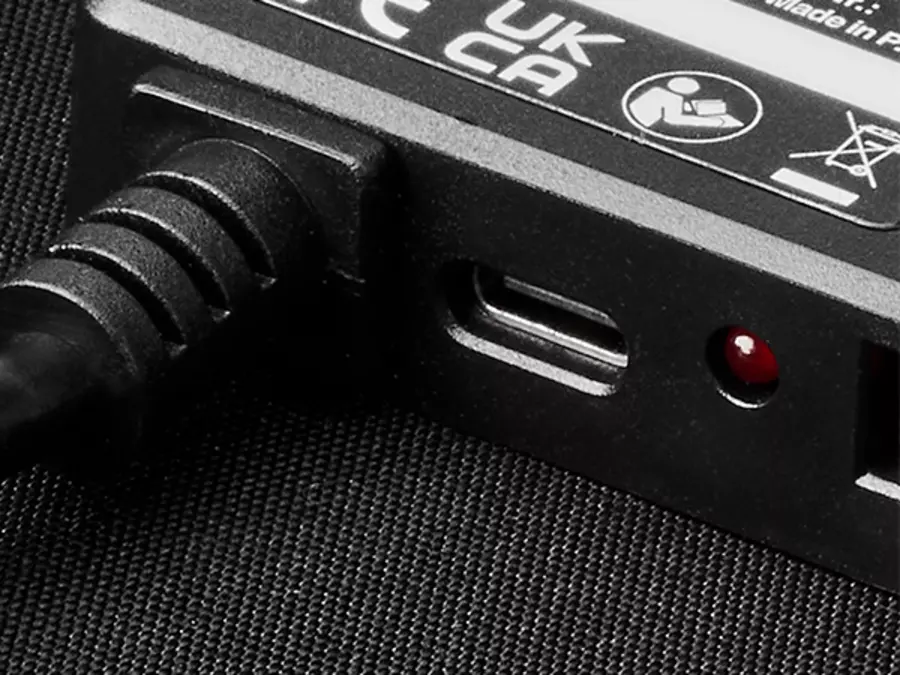 Детальный вид разъема USB-C на солнечной панели Einhell с LED-индикатором рядом.