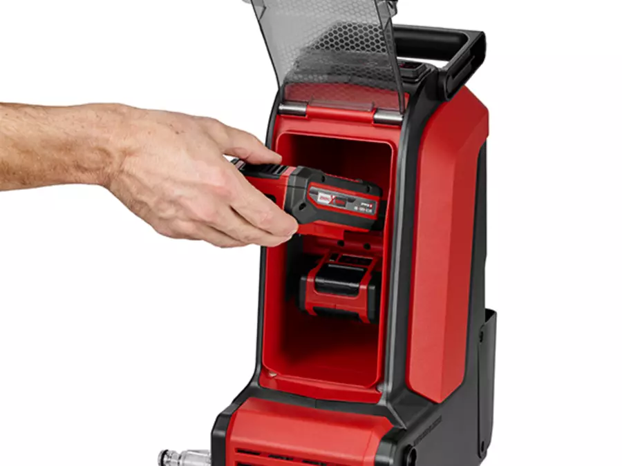 Рука вставляє батарейку у відсік для батареї бездротової мийки високого тиску Einhell HYPRESSO 36/105.