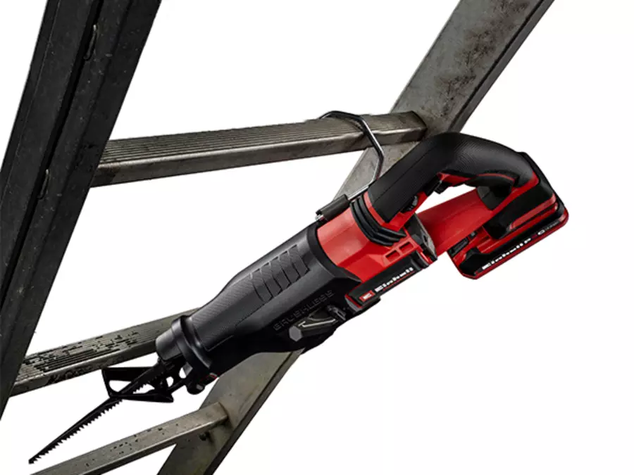 Акумуляторна універсальна пилка Einhell TP-AP 18/32 Li BL - Solo надійно кріпиться на металевій рамі за допомогою вбудованого гачка для риштування.