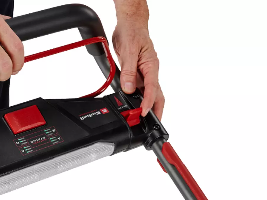 Акумуляторний снігоприбирач Einhell GP-ST 36/53 Li E BL-Solo з ручним керуванням на повзунку для регулювання швидкості.