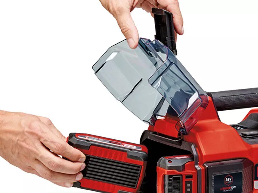 Відкривання кришки акумуляторного відсіку на насосі Einhell AQUINNA 36/34.