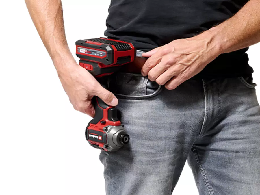 Гайковерт Einhell TP-CW 18/260-C Li BL - Solo закріплений на поясі за допомогою кліпси.