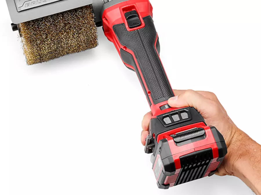 Рука тримає шліфмашину Einhell TP-BR 18/32 Li BL - Solo, щітка встановлена.