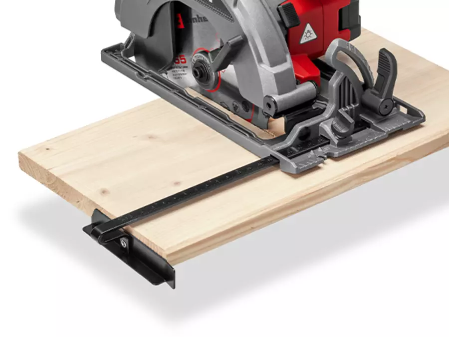 Акумуляторна циркулярна пила Einhell TE-CS 18/165-2 Li - Solo зі встановленим паралельним упором під час різання дошки.